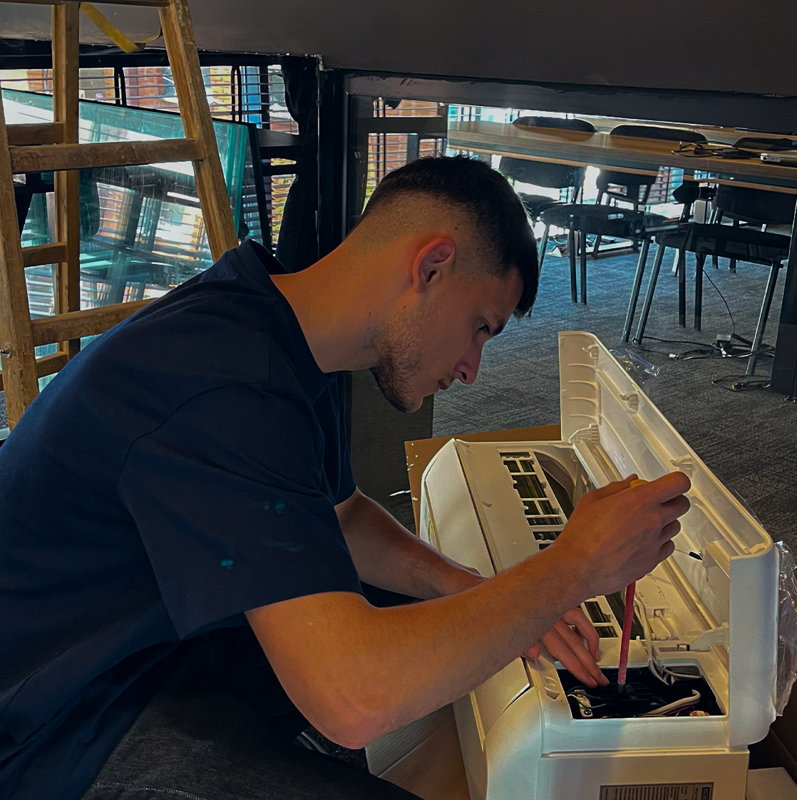 Unser Klimaanlagen-Techniker bei der Arbeit